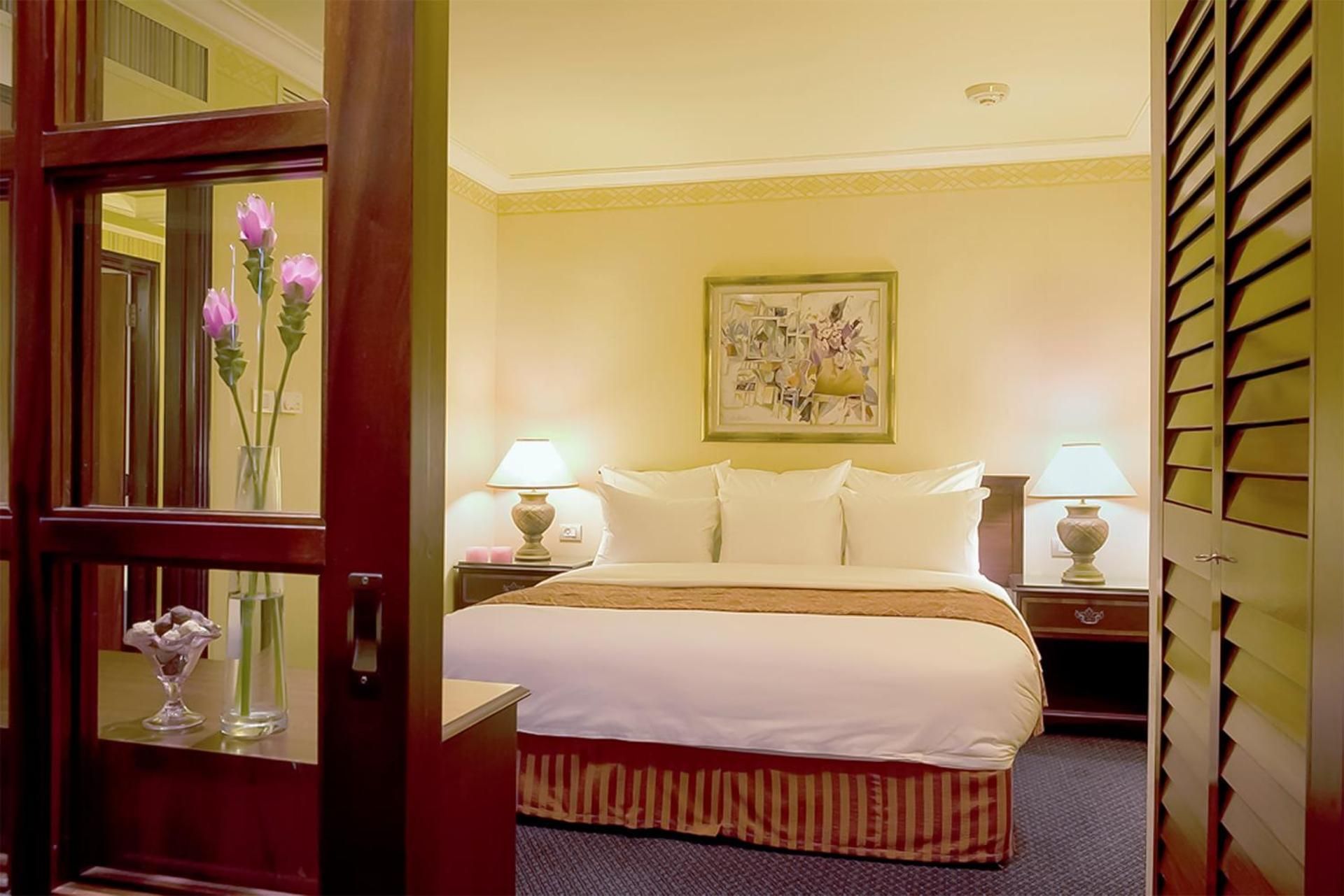 Renaissance Suite, Club lounge access, 1 Bedroom Suite, 1 King, Sea view, Away from elevator