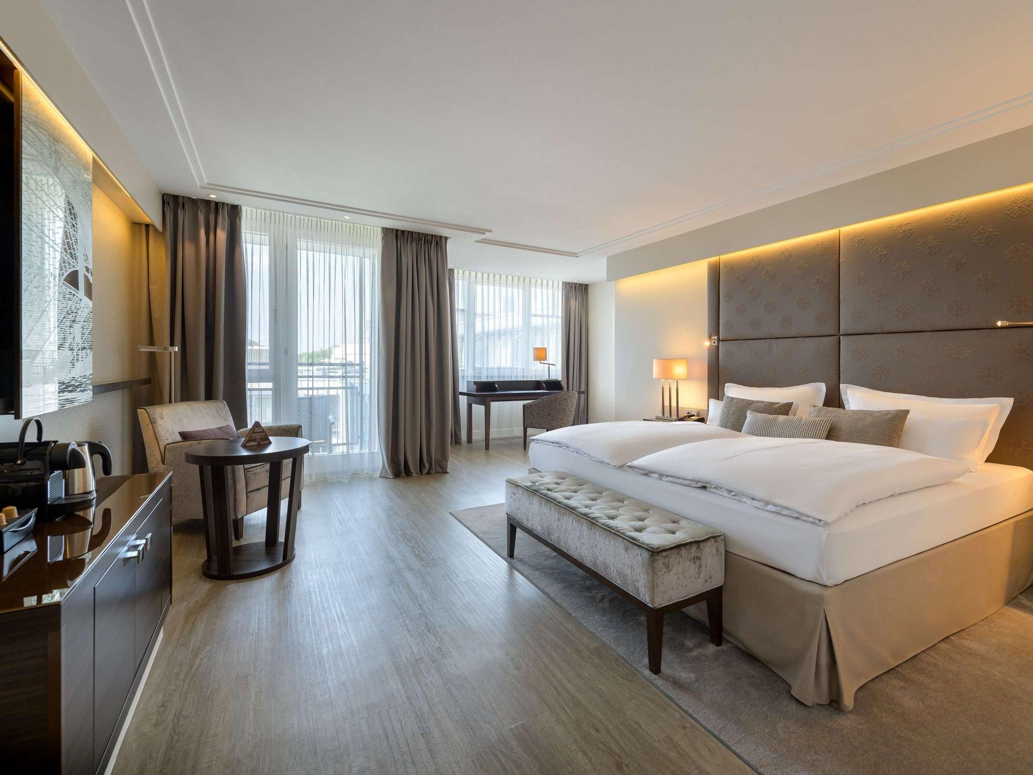 Pullman Munich Executive Room, large guest room with double be d or twin beds