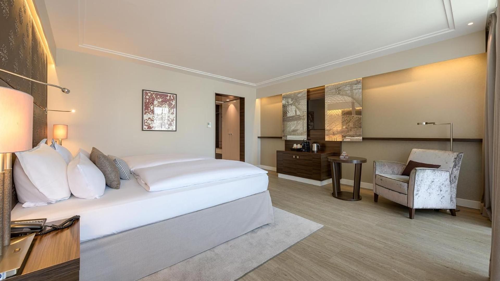 Pullman Munich Executive Room, large guest room with double be d or twin beds 2