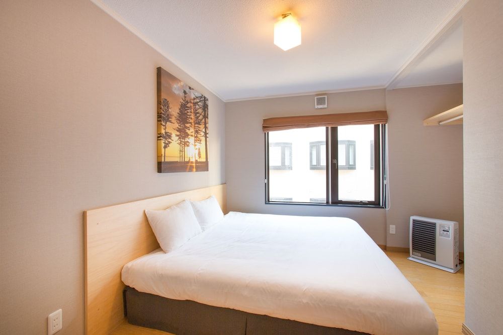 M Lodge Western Room 2