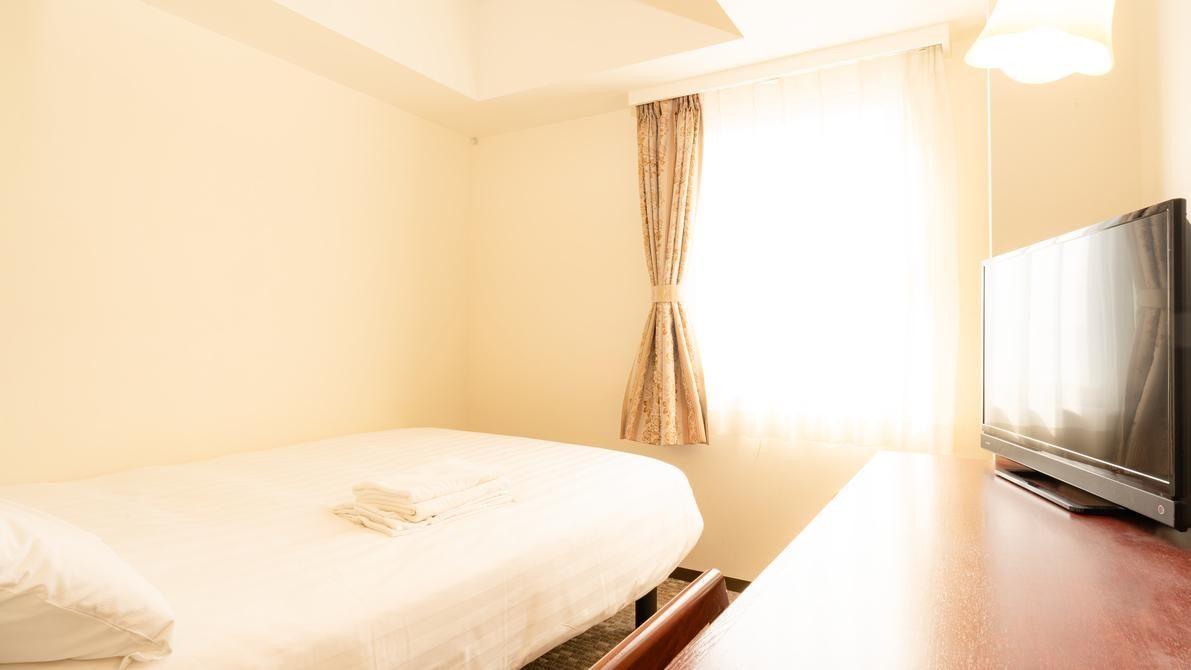 Small Double Room - Smoking
