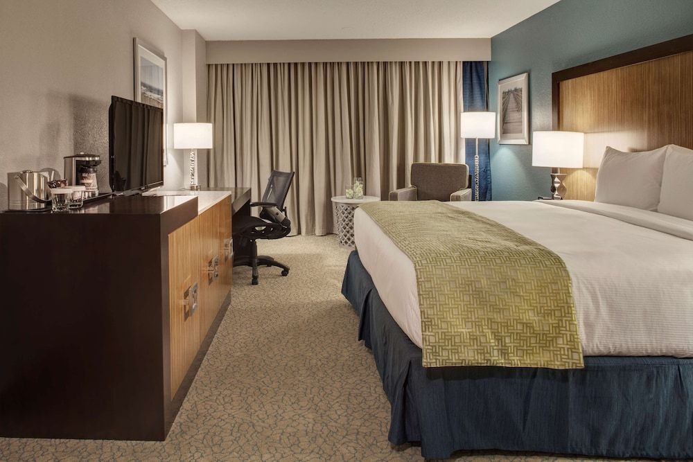 Room, 1 King Bed , Hearing Accessible