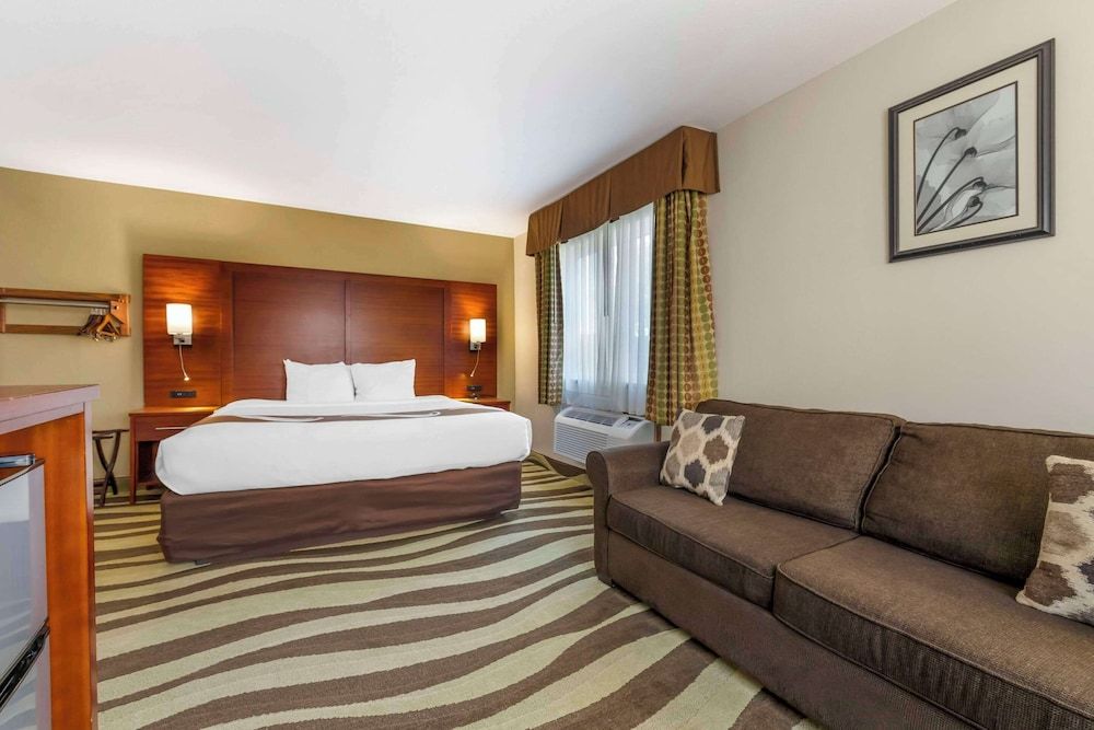 Suite, 1 King Bed, Accessible, Non Smoking