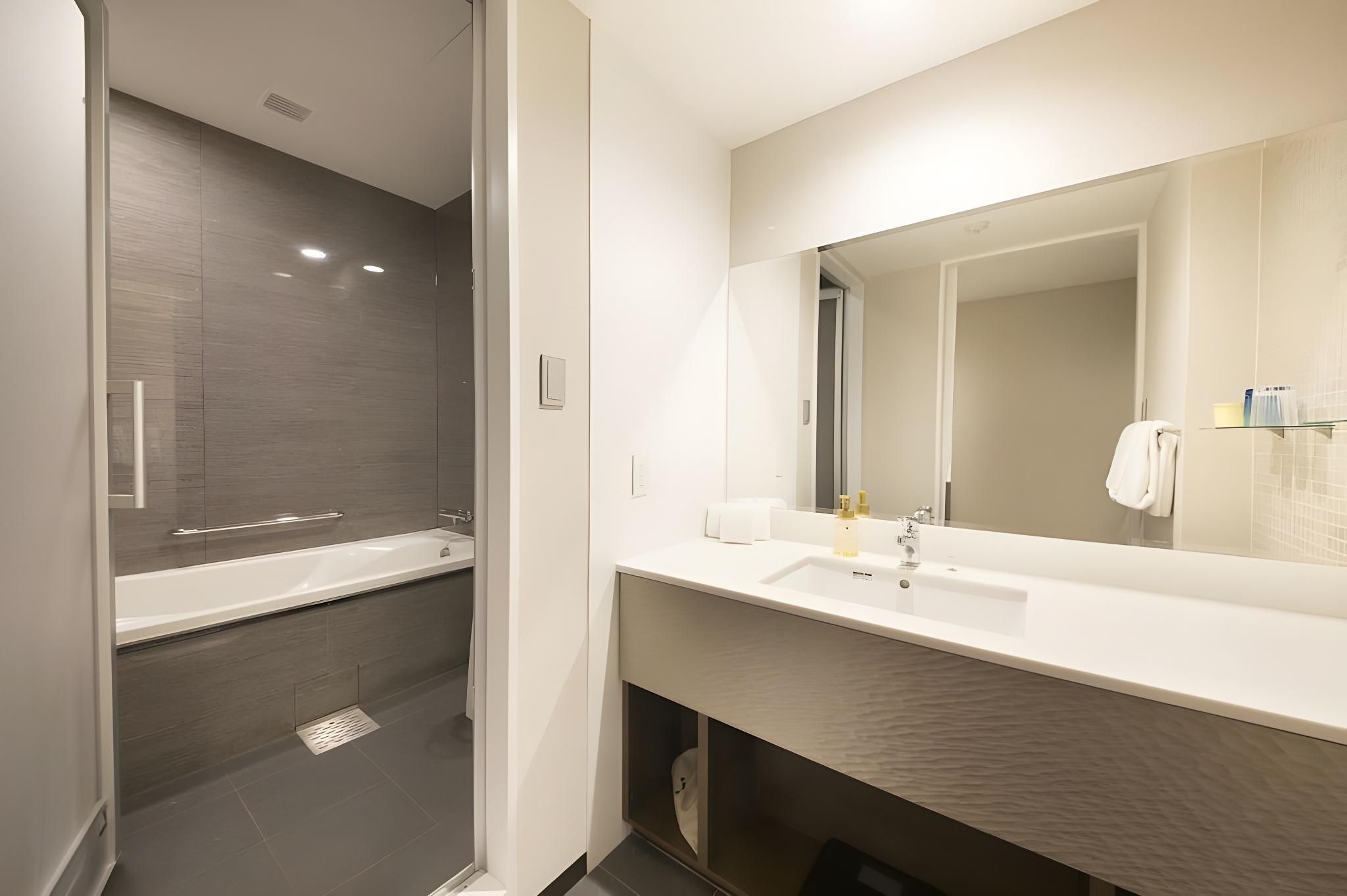 Quintessa Hotel Osaka Bay Standard Twin Room 3