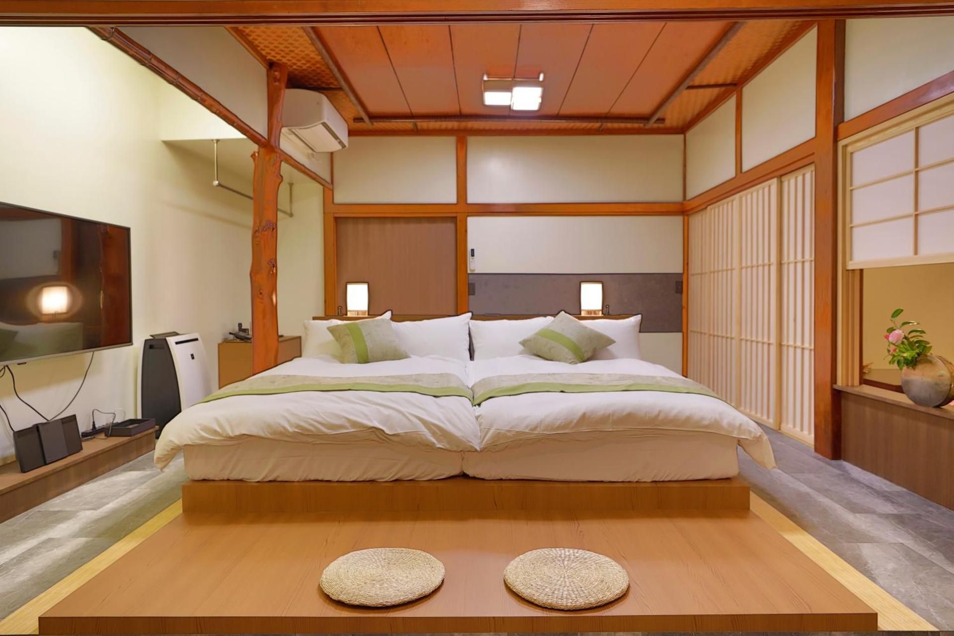 Queen Room with Private External Bathroom