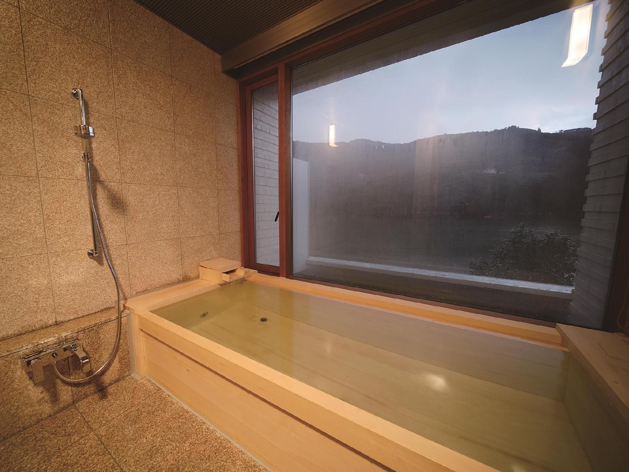 Luxury Suite with Hot Tub