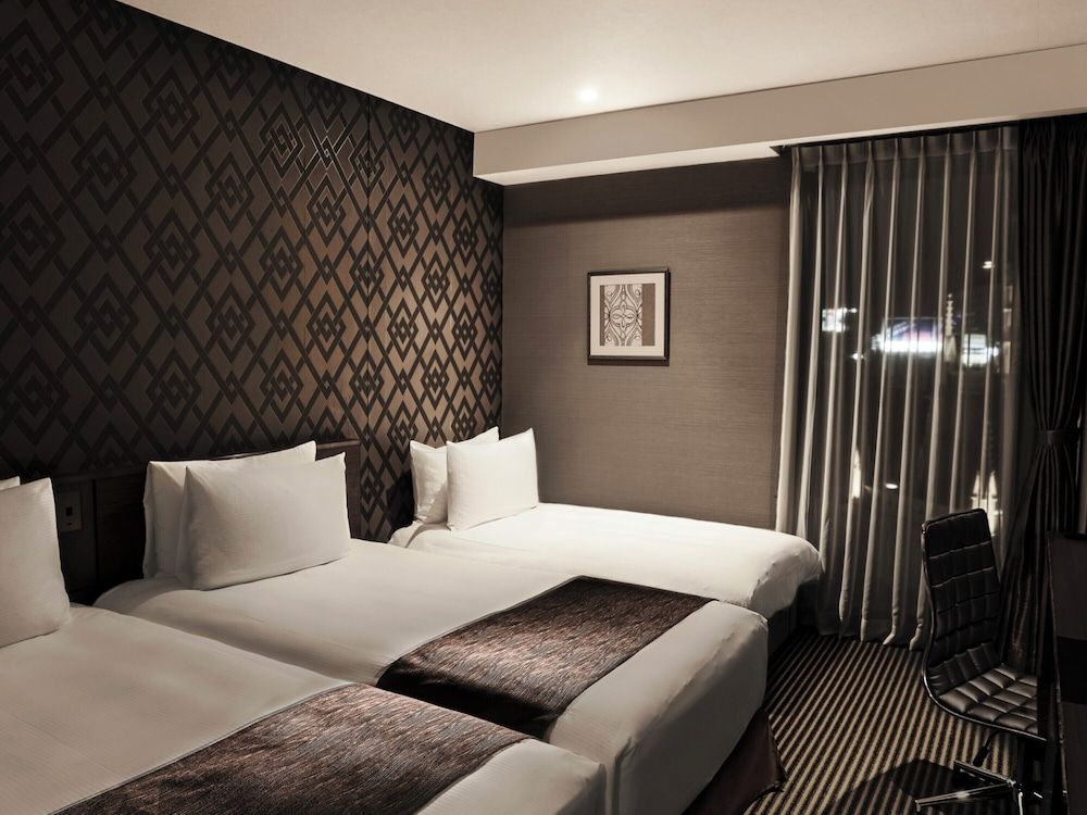 The Strings Hotel Nagoya Deluxe Twin Room with Sofa Bed 2