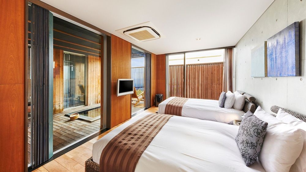 Deluxe Suite with Hot Spring Bath (87sqm)