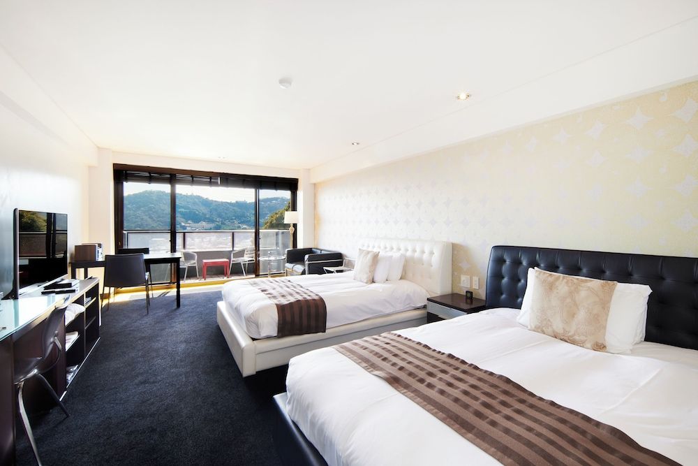 Modern Jacuzzi Twin Room (51sqm)