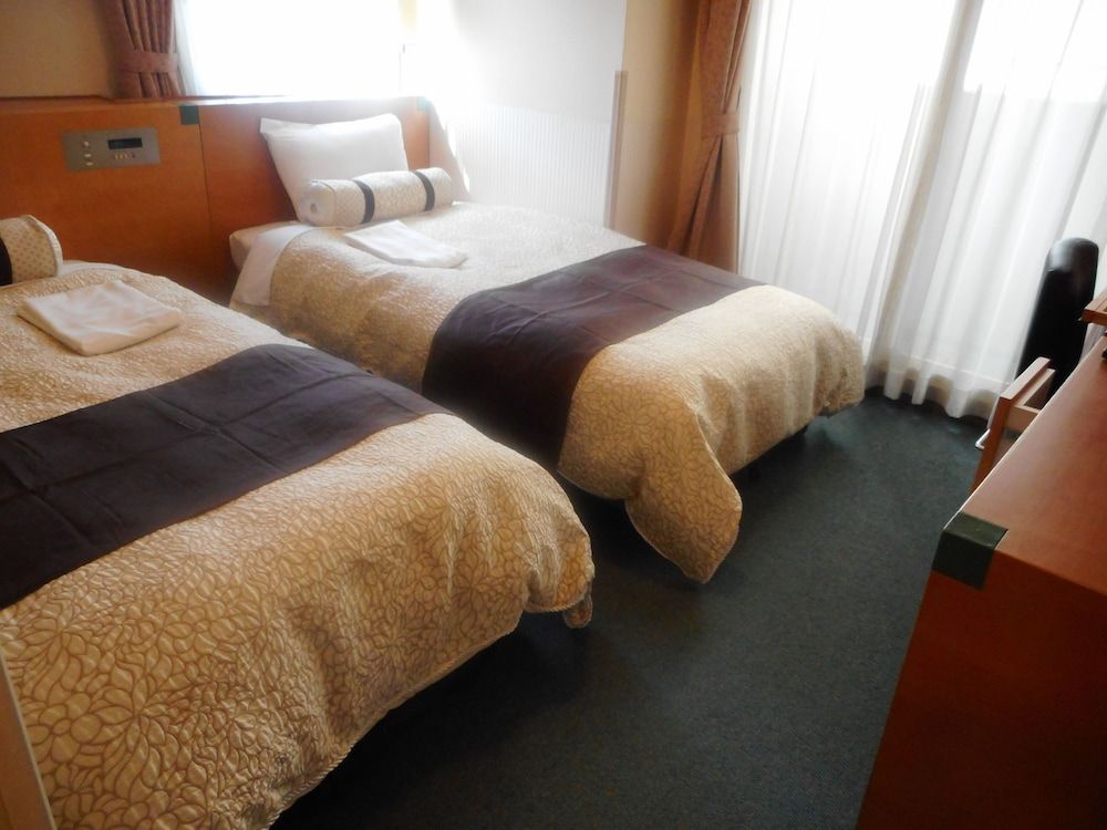 Twin Room, Smoking