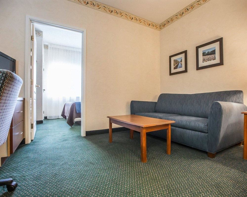 Suite, 1 Queen Bed with Sofa bed, Non Smoking (Living Room)