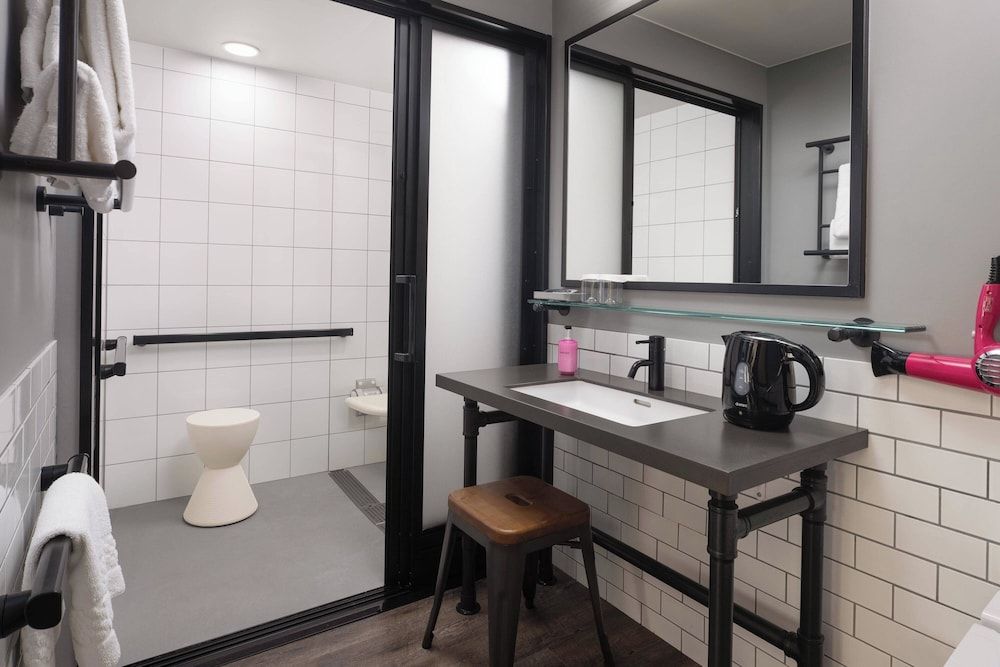 Moxy Tokyo Kinshicho Room, 2 Twin Beds 5