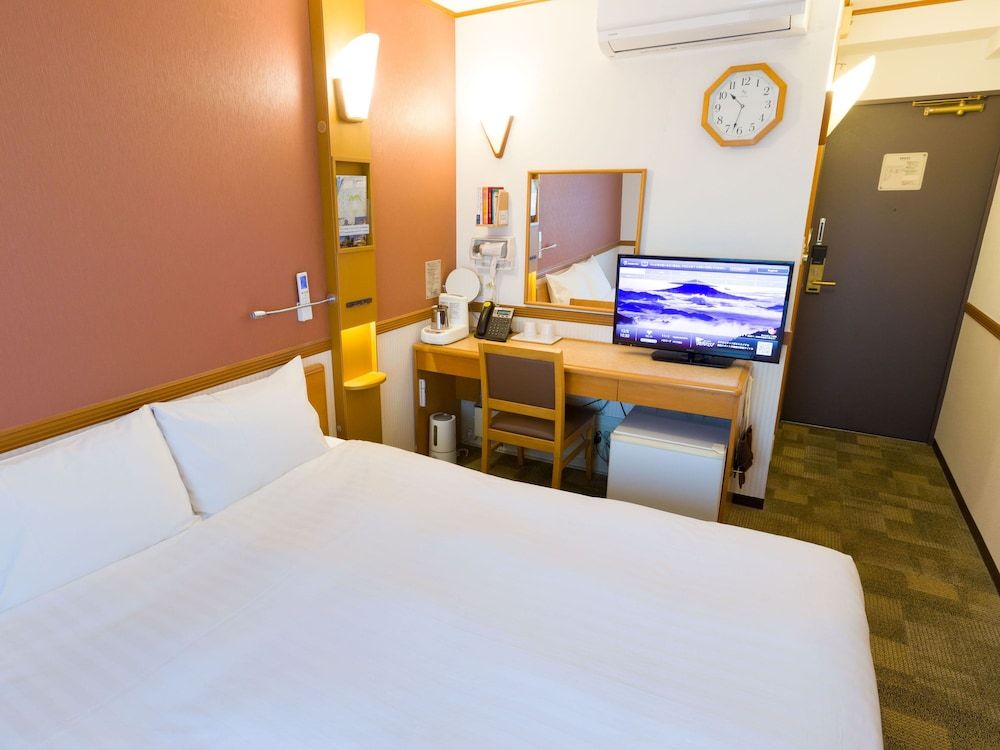 Toyoko Inn Hokkaido Tomakomai Ekimae Standard Double Room, Smoking 3