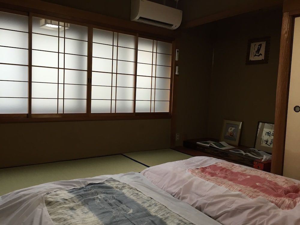 Private Room for 6 (including 2 pure Silk futons with Kyo-kanoko Tie-dying Pattern)