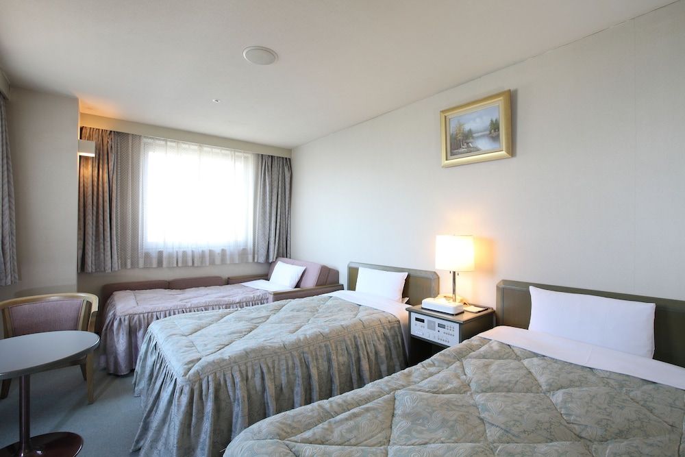 Basic Triple Room, Smoking