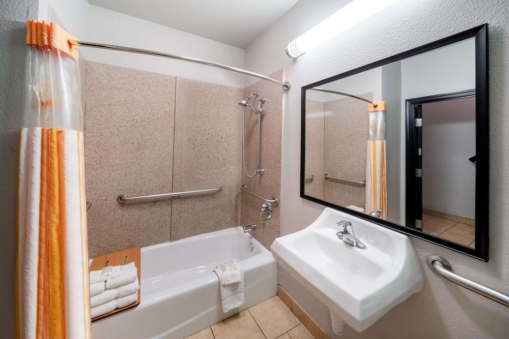 Room, 2 Queen Beds, Accessible, Non Smoking (Roll-In Shower)
