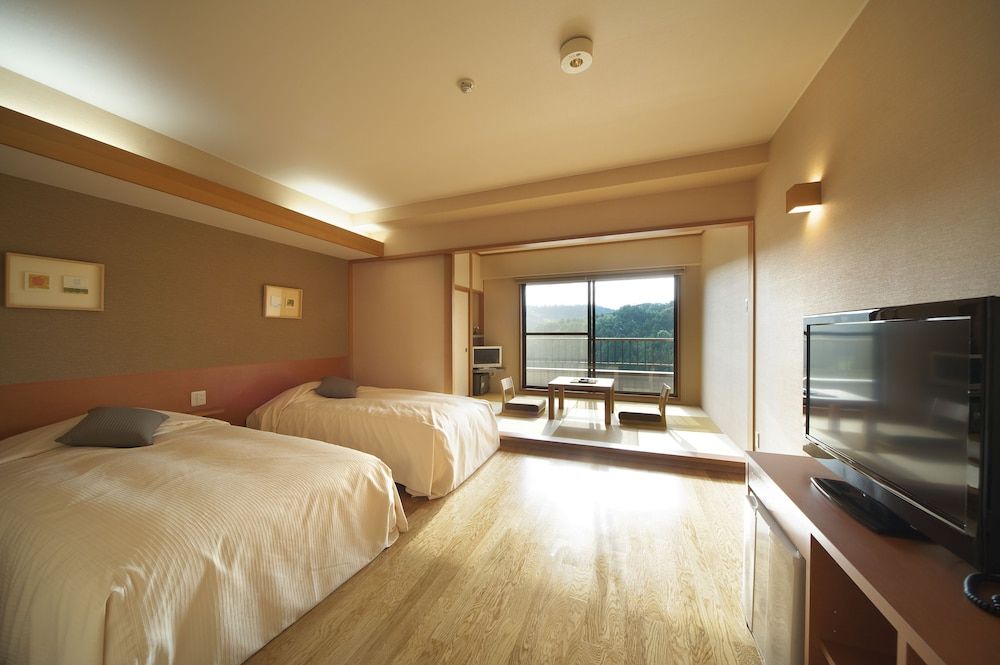 Modern twin room with tatami area