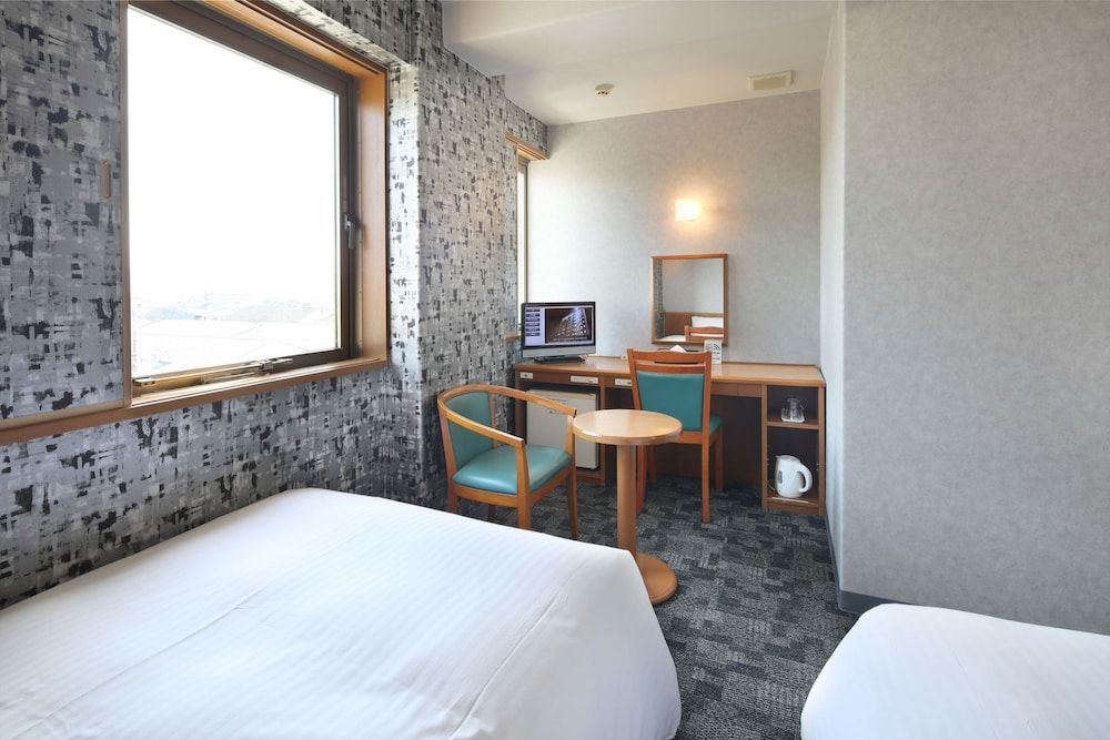 Twin Room B, Smoking