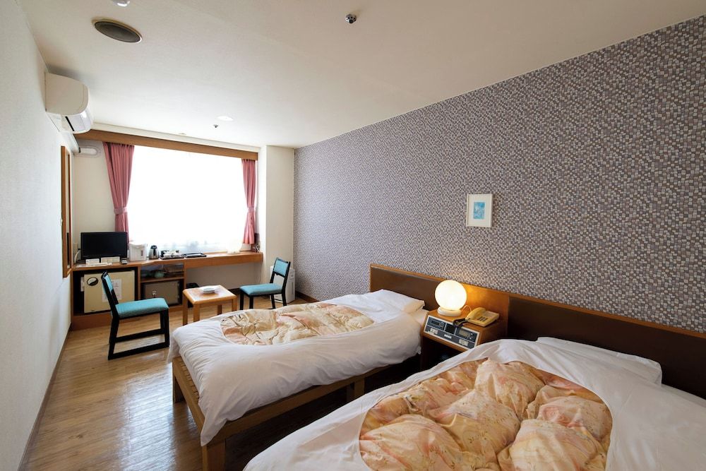 Economy Twin Room, Smoking (No View)