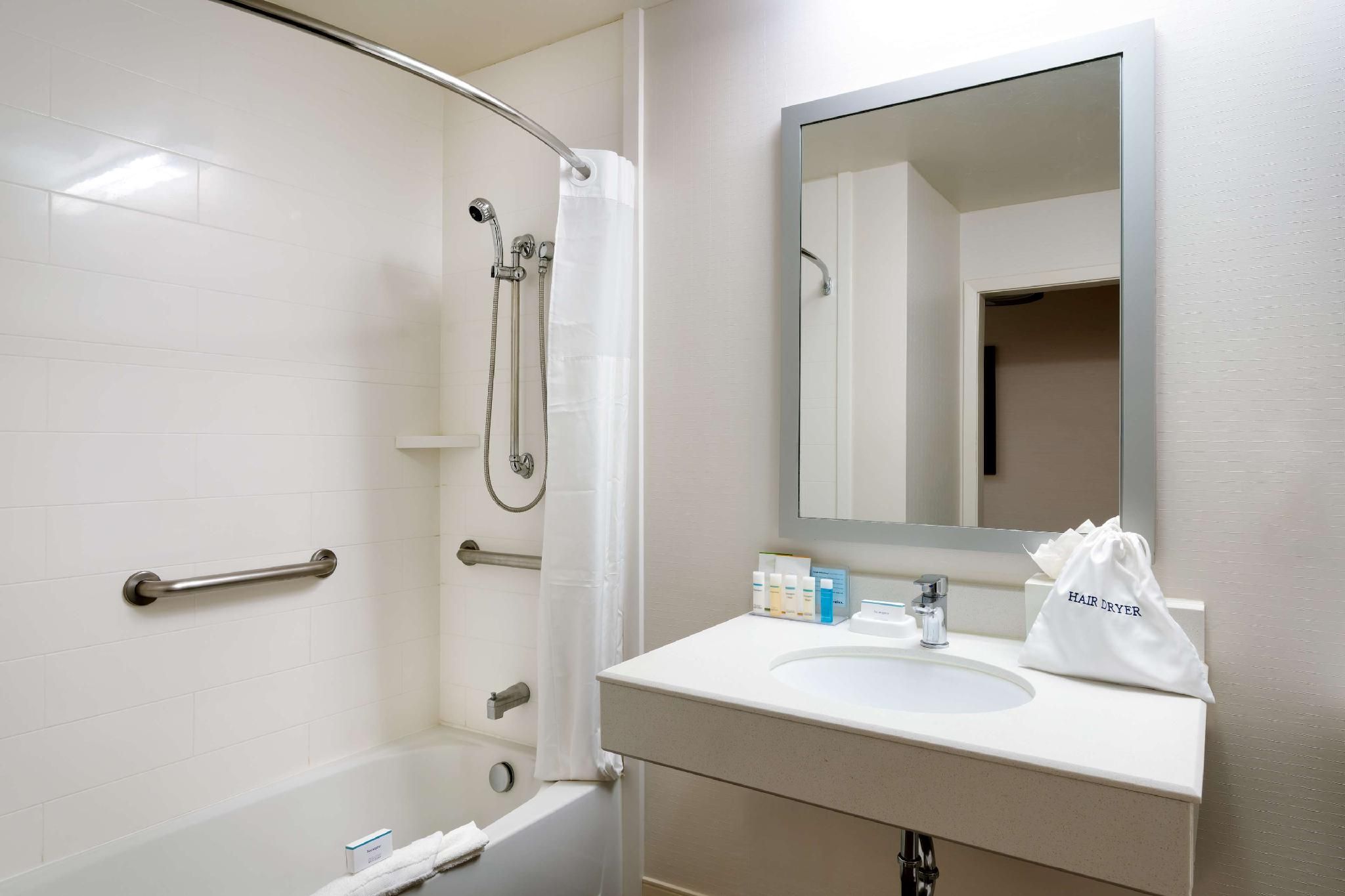 2 Queens Mobility Access W/tub Nonsmoking