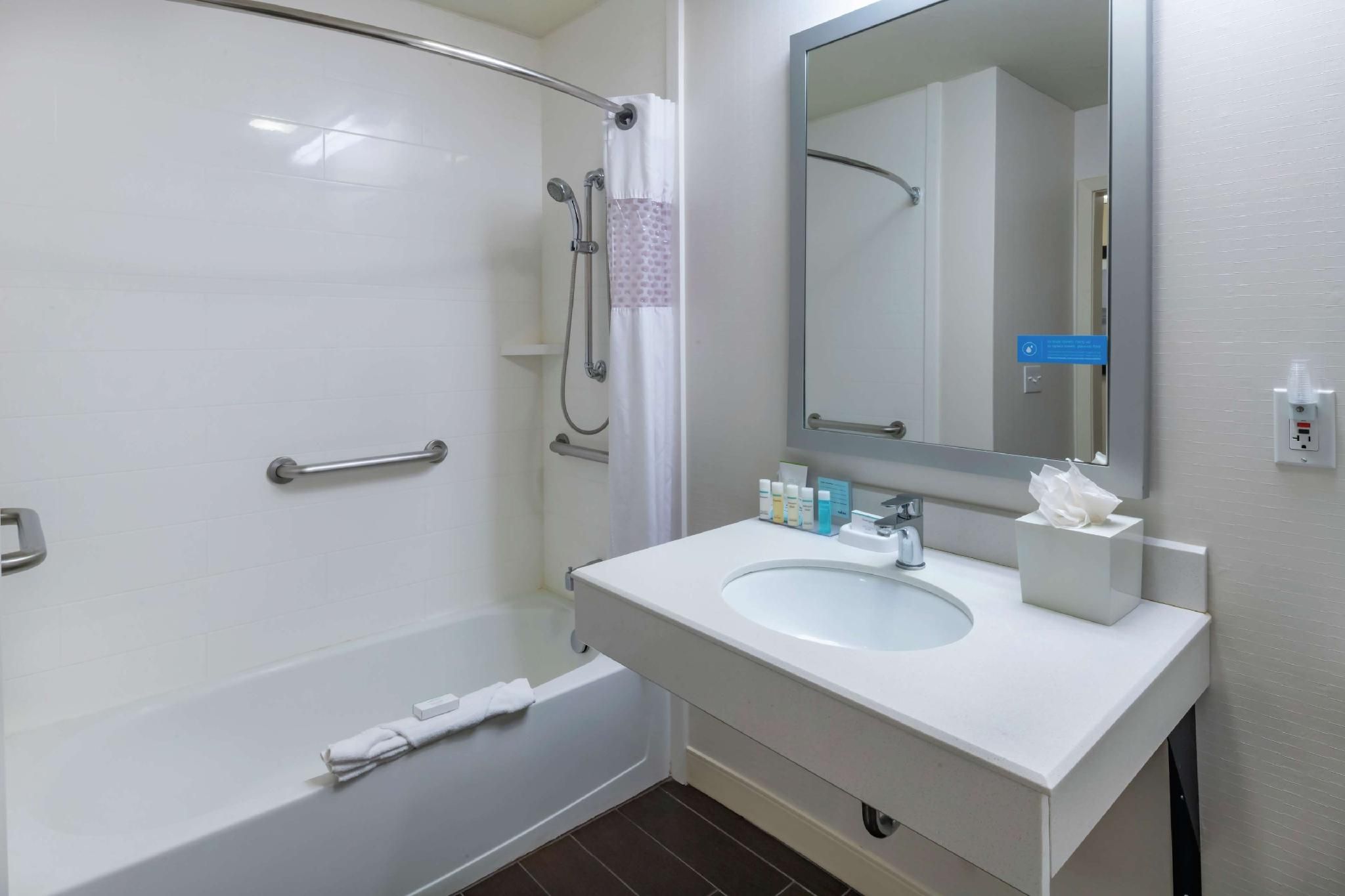 2 Queens Mobility Access W/tub Nonsmoking