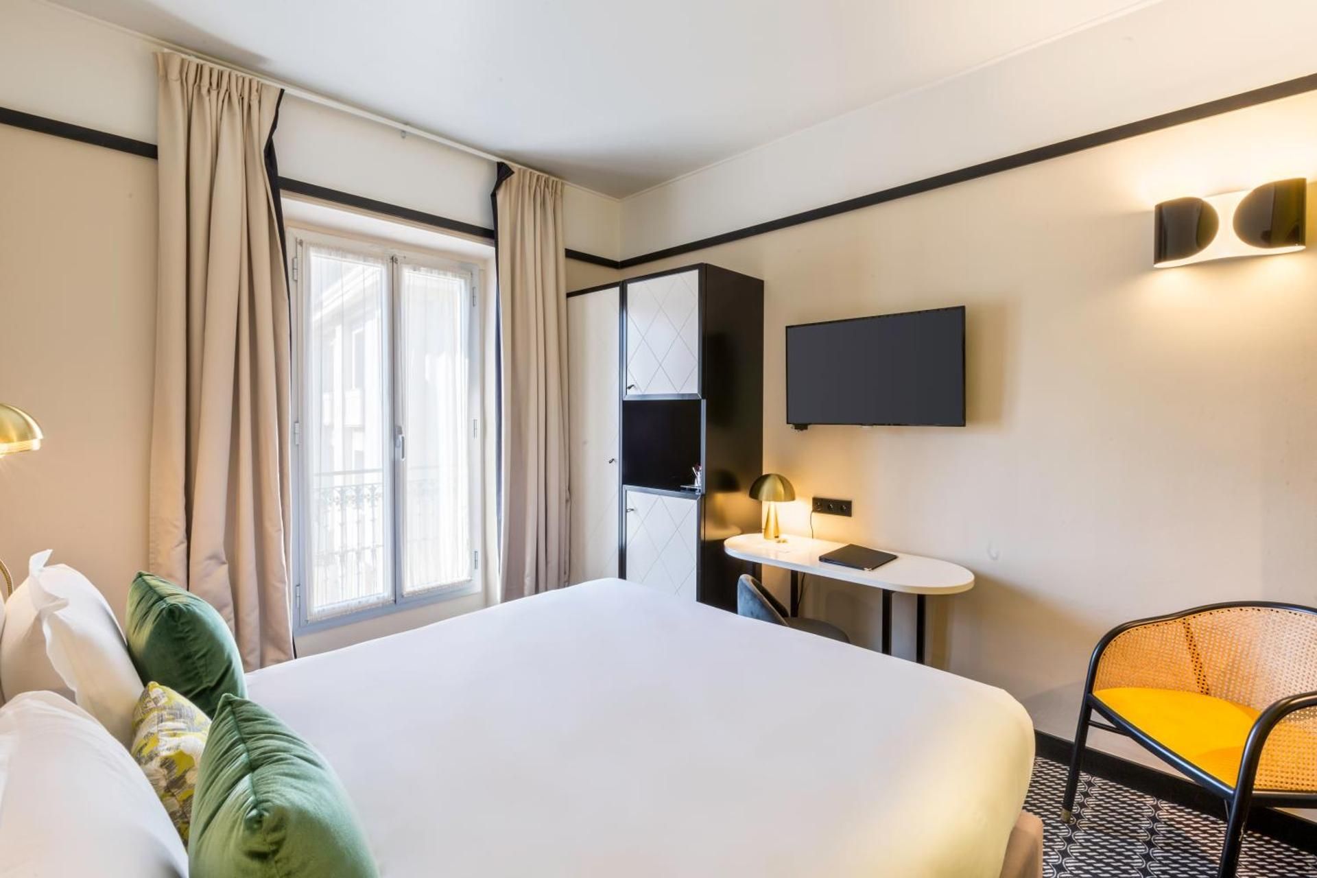 1 Queen Bed, NonSmoking, Superior Room