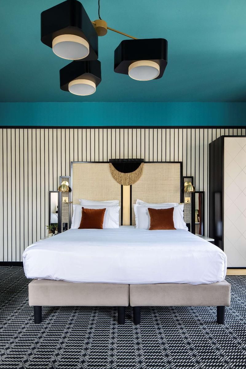 Accessibility - 1 King, Roll-in Shower, Executive Room, Nonsmoking