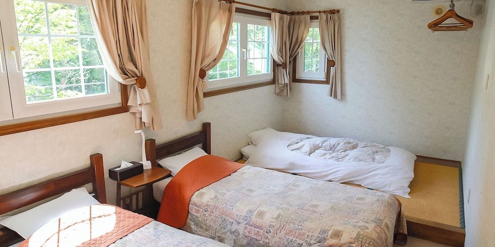 Family Room 3 beds (with Japanese Futons) Non Smoking