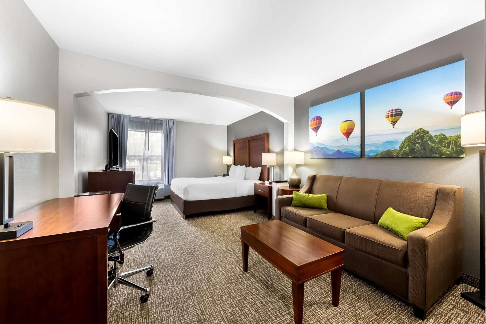 1 King Bed, Suite, Nonsmoking