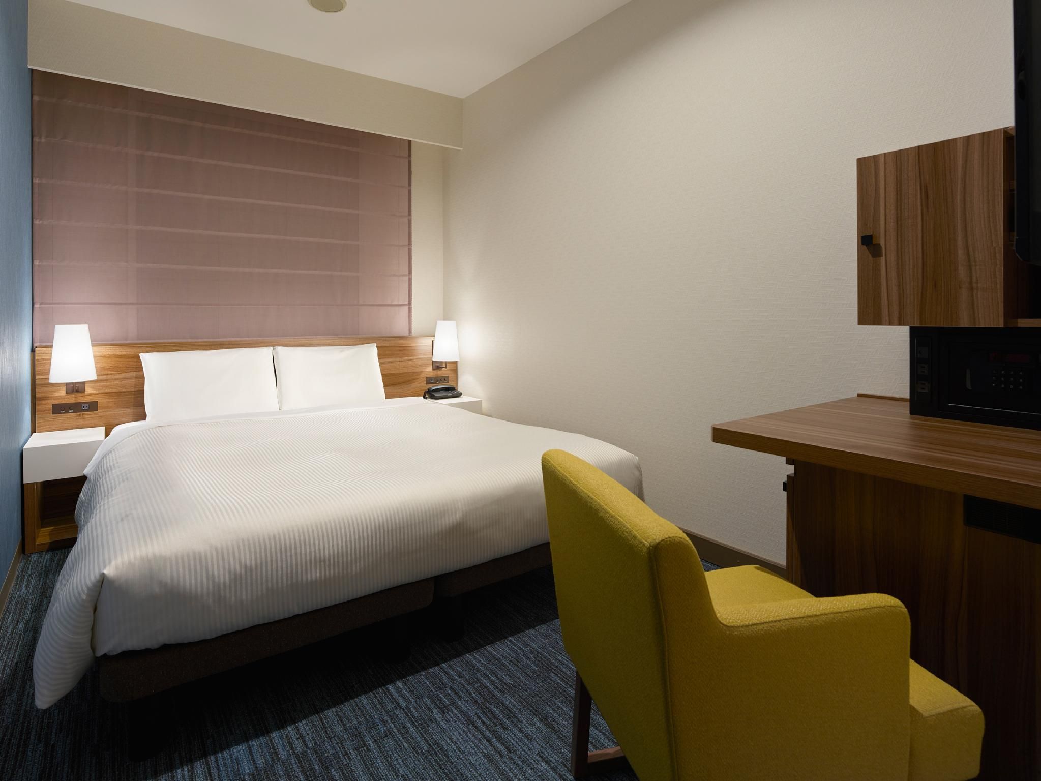 Standard - 1 Queen Bed 1 Person
