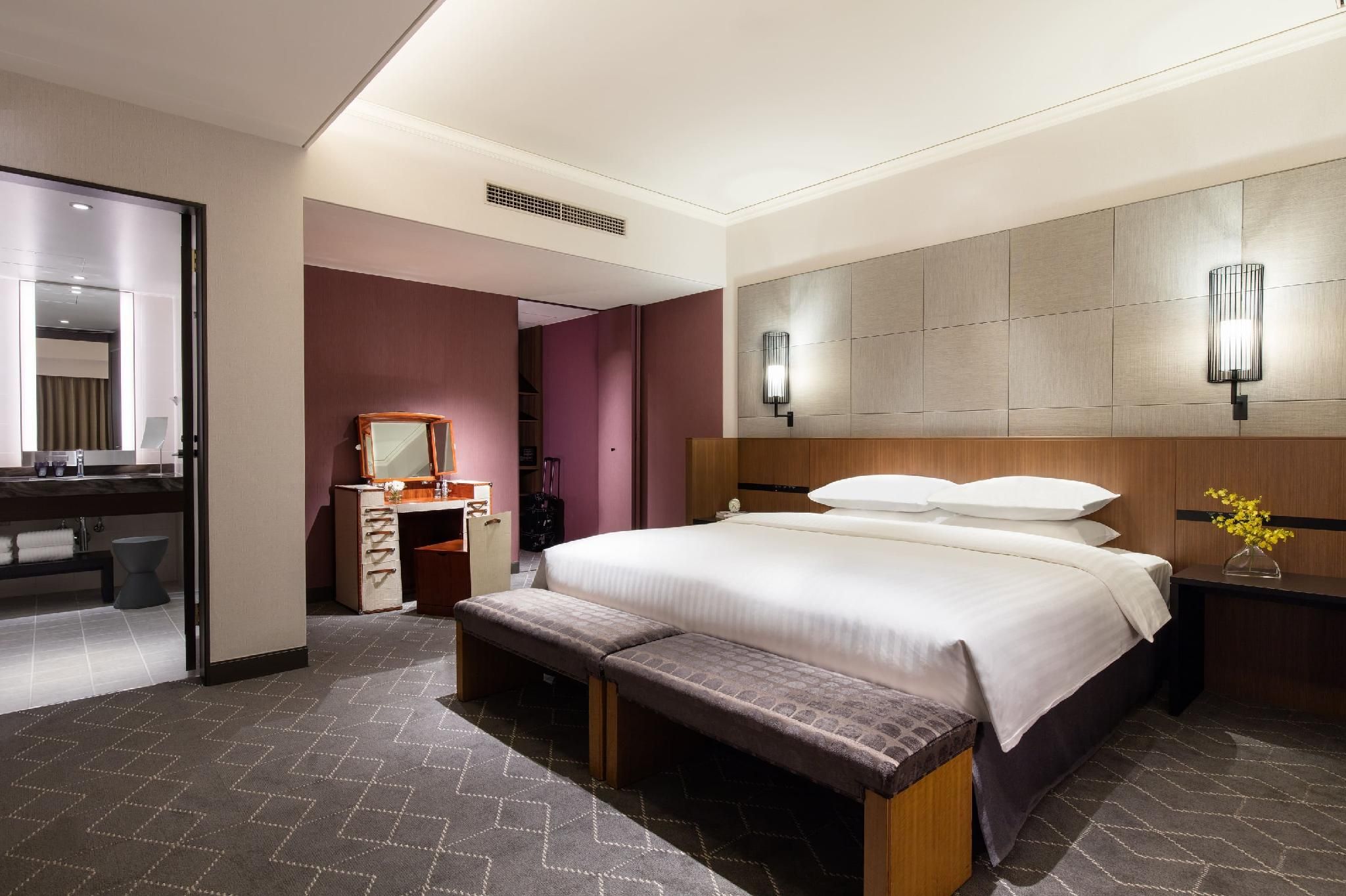 Courtyard, Executive lounge access, Suite, 1 King, High floor