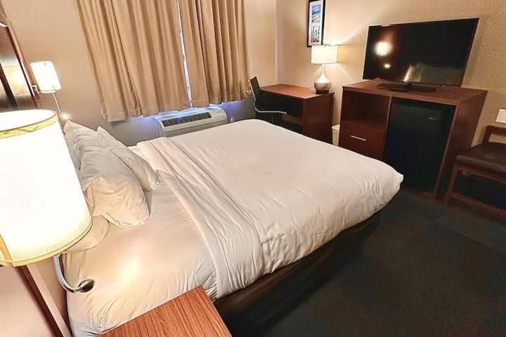 1 King Bed, Non-Smoking