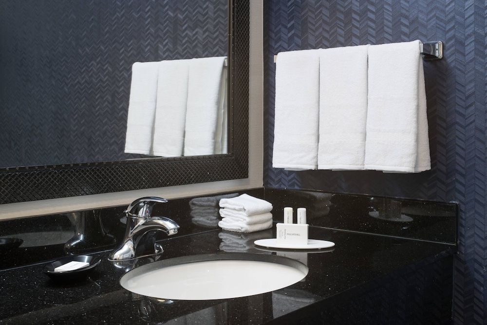 Room, 2 Queen Beds, Non Smoking (Mobility Accessible, Roll-in Shower)