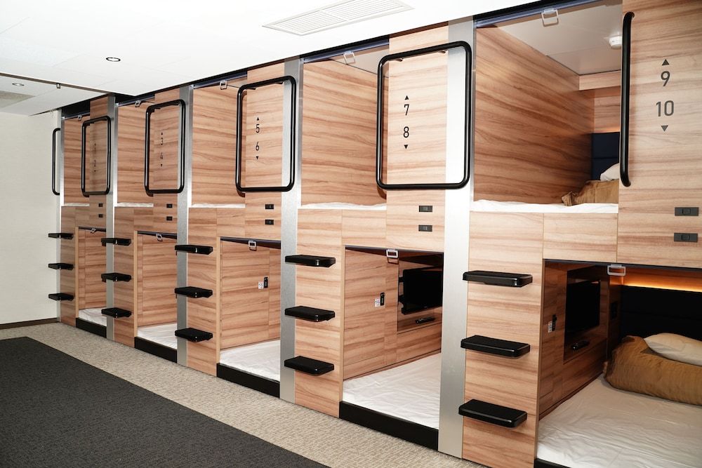Capsule Room Mens Exclusive, Non Smoking
