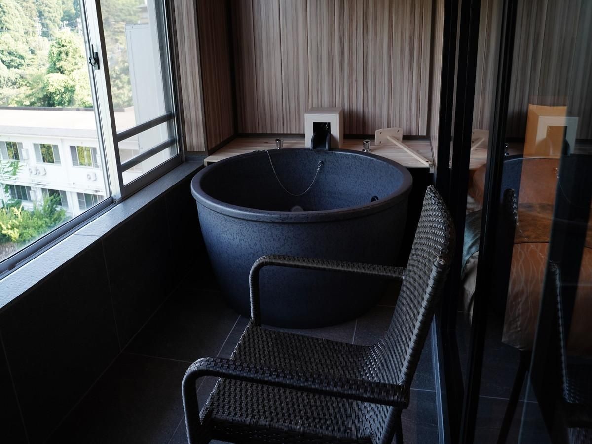 Japanese Modern Japanese Western Style Suite with Shigaraki Yaki Open-Air Bath