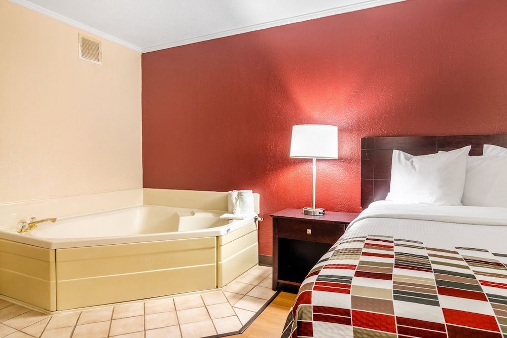 Red Roof Inn Ashtabula - Austinburg Superior Room, 1 King Bed, Non Smoking, Jetted Tub 2