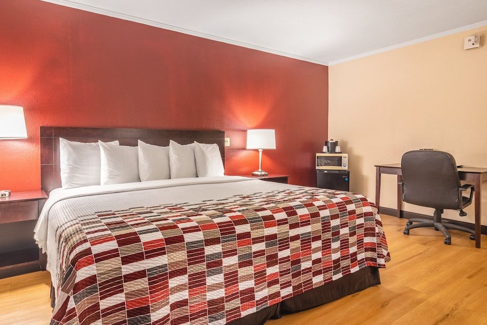 Red Roof Inn Ashtabula - Austinburg Superior Room, 1 King Bed, Accessible, Non Smoking 4