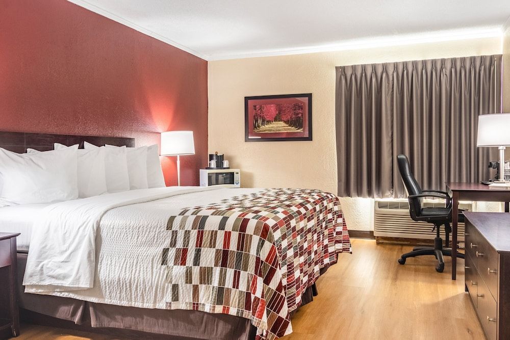 Red Roof Inn Ashtabula - Austinburg Superior Room, 1 King Bed, Non Smoking, Jetted Tub 3