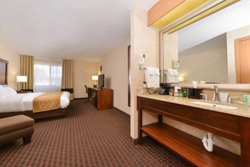 Suite, 1 King Bed with Sofa bed, Non Smoking