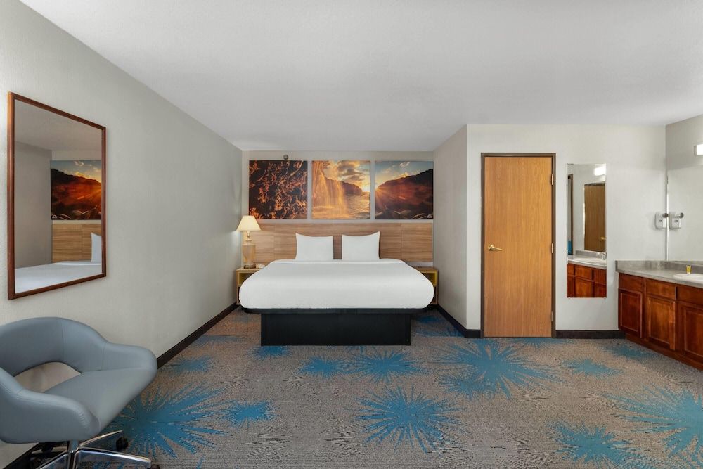 Suite, 1 King Bed with Sofa bed, Non Smoking
