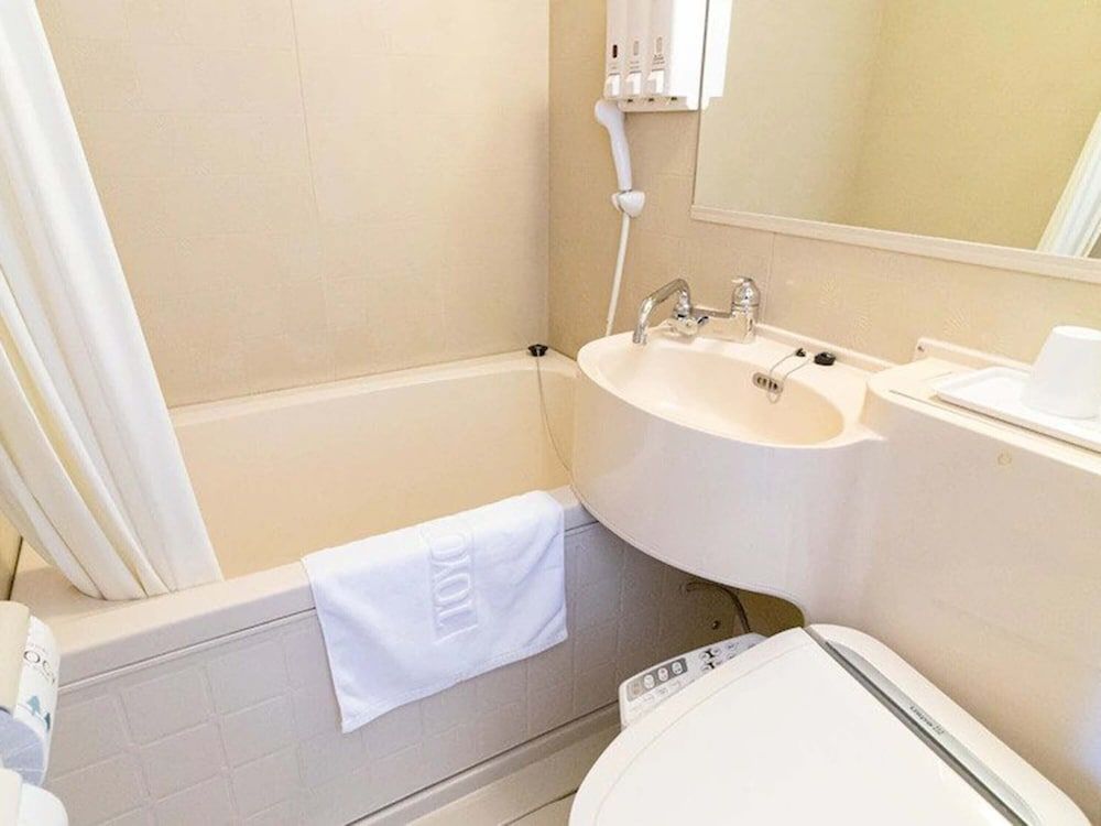 Toyoko Inn Tokyo Asakusa Kuramae No.1 Standard Twin Room, Non Smoking 6