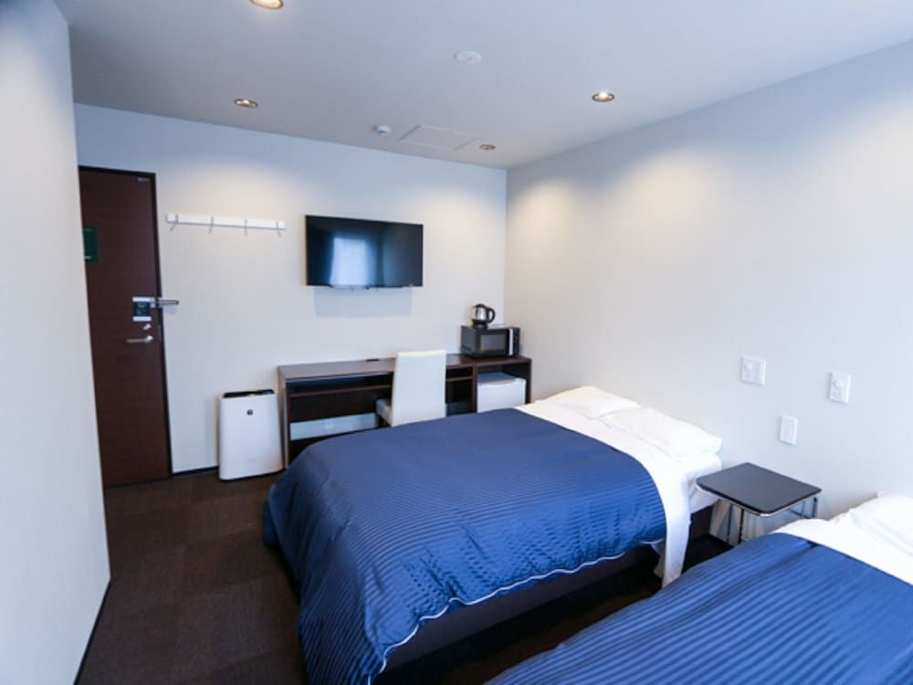 Twin Room, Smoking