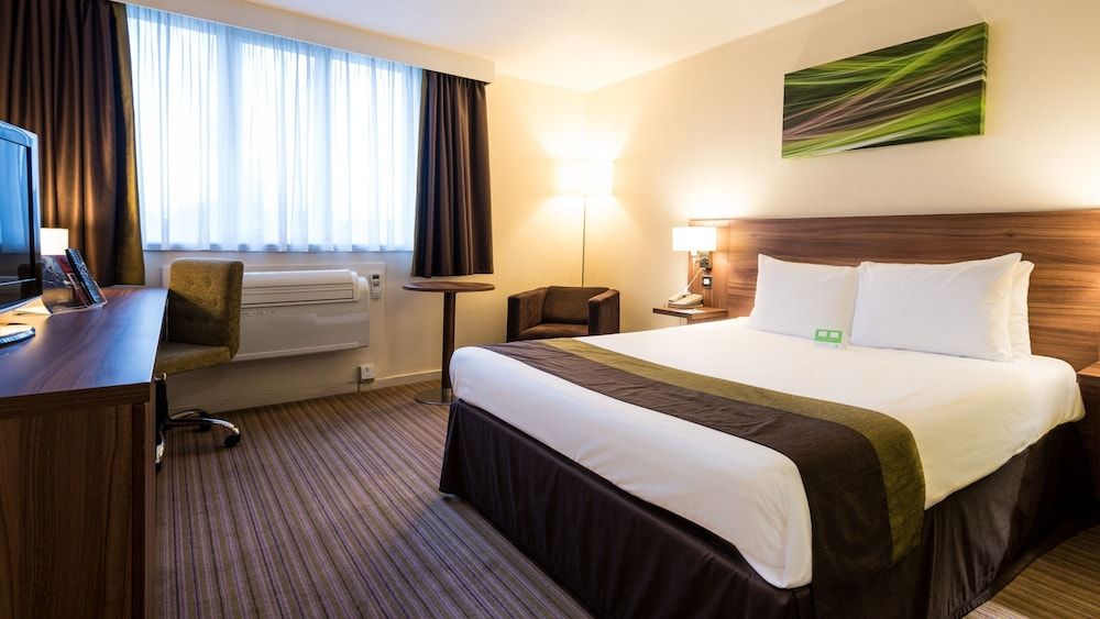 Holiday Inn Slough - Windsor by IHG Standard Room, 1 Double Bed 8
