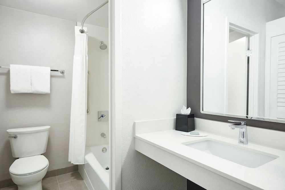 Room, 2 Queen Beds (Mobility Accessible, Tub)