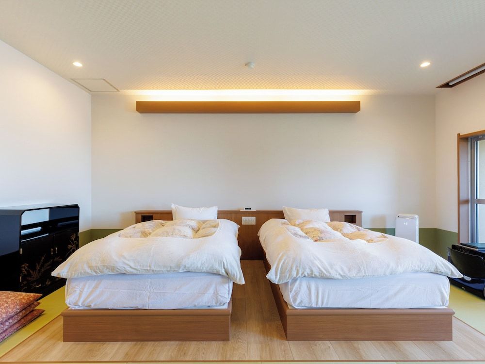 Chikuba Shinyotei Japanese-Western Style 12.5 Tatami Non-Smoking (East) 3