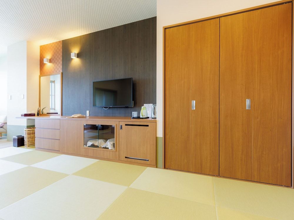 Chikuba Shinyotei Japanese-Western Style 12.5 Tatami Non-Smoking (East) 12