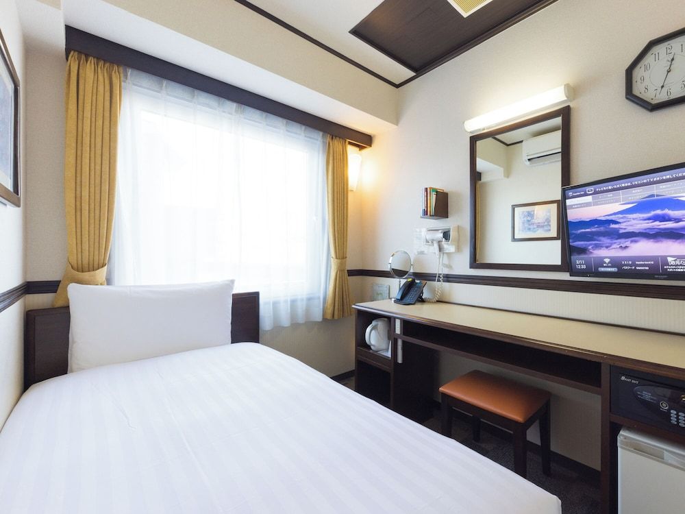 Separate Twin Room, Smoking