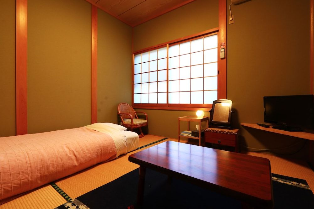 Traditional Single Room, Shared Bathroom (1 Single Bed)