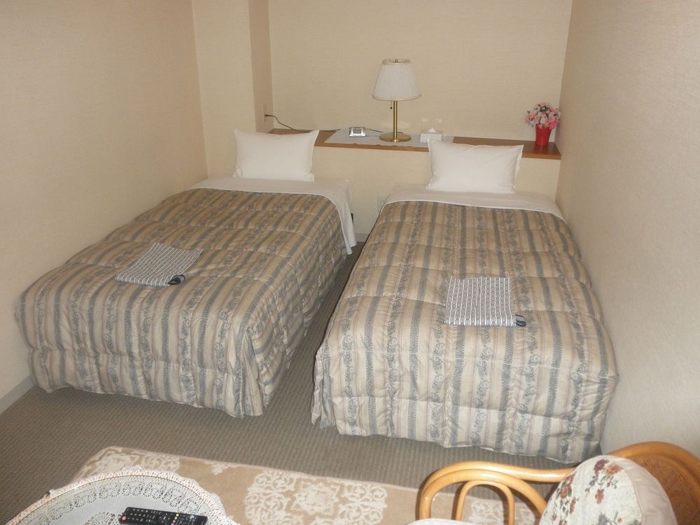 Basic Twin Room, Smoking