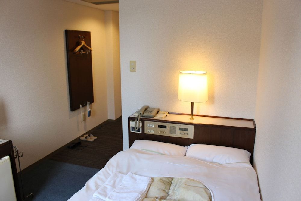 Semi-double Room, Smoking